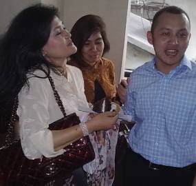 Ultah, Ananda Mikola Suapi Ibunda Marcella