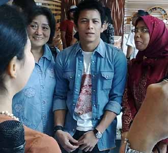 Ariel Diserbu Ibu-ibu