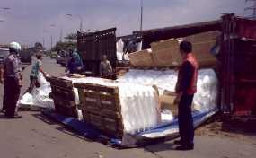 Diduga Rem Blong, Truk Fuso Pilih Hantam Trotoar