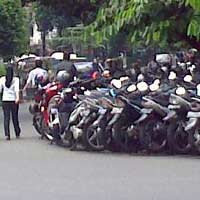 Parkir Motor Liar Masih Marak dan Ganggu Lalin