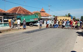 Truk Seruduk Rumah dan Angkot, 2 Orang Luka-luka