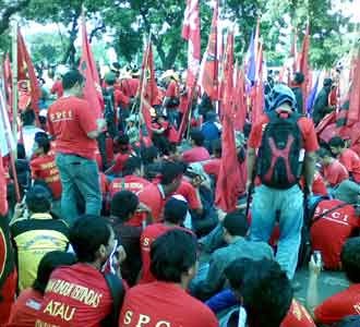 Buruh Duduki Medan Merdeka