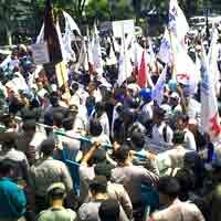 Pertemuan Buruh Vs Gubernur Diinterupsi Salat  Jumat