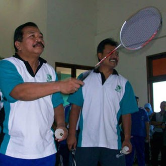 Gubernur Buka Turnamen Bulu Tangkis Antar Media