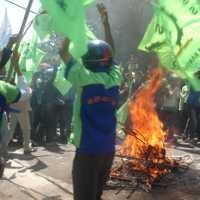 Buruh Geruduk Disnakertrans, Soekarno-Hatta Pamer Paha