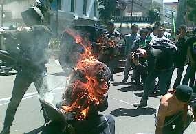 Massa Aksi Bakar Replika SBY
