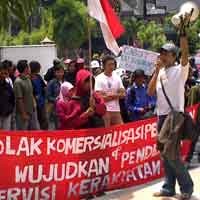 Peringati Hardiknas, Mahasiswa Surabaya Tuntut Pendidikan Gratis