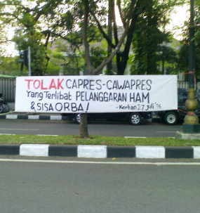 Rumah Mega Ditempeli Tolak Capres-Cawapres Pelanggar HAM