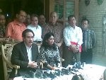 Keluar Rumah, Istri Antasari Tenteng Tas Plastik