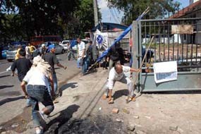 Bentrokan Polisi dan Mahasiswa Makassar Bubar, 39 Orang Ditangkap