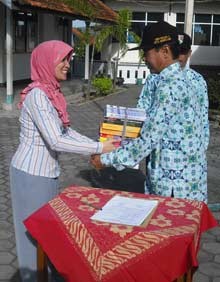 Gerakan 1 Alumni 1 Buku untuk SMA 1 Raih 699 Buku