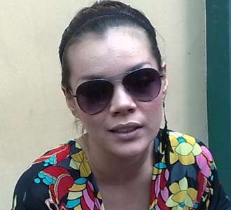 Kacamata Hitam Dewi Sandra