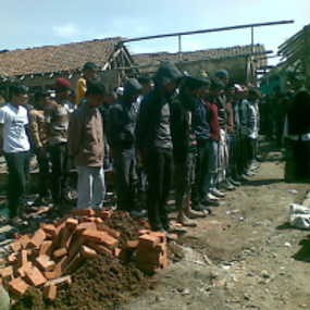 Ratusan Warga Kampung Babakan Bikin Barisan Hadang Satpol PP