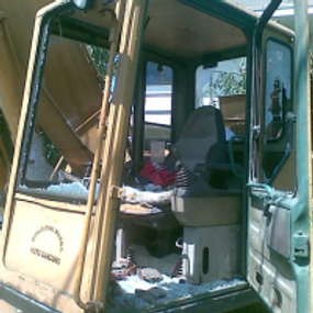 Kepala Sopir Bulldozer Bocor Dihantam Batu