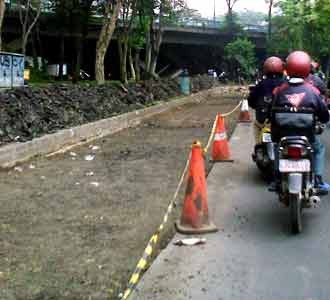 Jalur Lambat Kolong Semanggi Dibeton