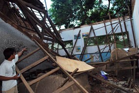 Atap Kelas Roboh, 7 Siswa Tertimpa Reruntuhan Genting