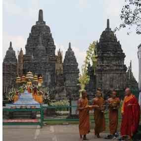 Ribuan Umat Budha Ikuti Prosesi Waisak di Candi Sewu