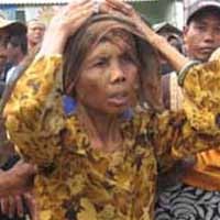 Nenek Sakti Hanya Mau Pakai Pakaian Buatan Sendiri
