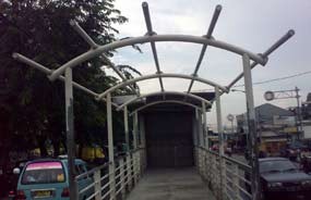 Atap Halte Busway Pasar Induk Jebol dan Cat Mengelupas