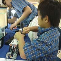 57 Robot Cerdas Bertarung Padamkan Api di UI