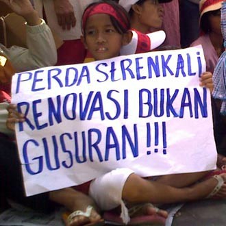 Gubernur Jatim Digeruduk Warga Stren Kali