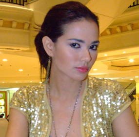 Hindari Dicatut Foto Porno, Catherine Wilson Berbikini di Rumah