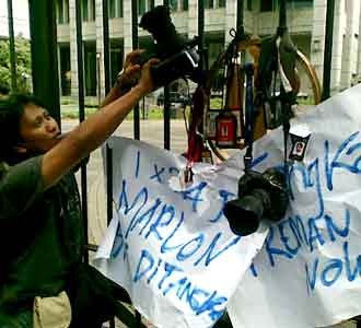 Puluhan Wartawan Demo BI
