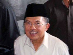 Kisah Senyum dan Peci JK