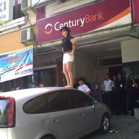 Korban Century-Antaboga Berjoget Koboi di Atap Mobil