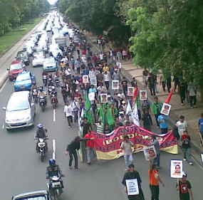 Macet Mengular Gara-gara Demo Tolak Boediono