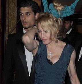 Stop Menjanda, Madonna Siap Dinikahi Berondong