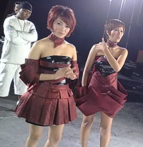 Puri Mahadewi Hobi Pamer Kaki Seksi