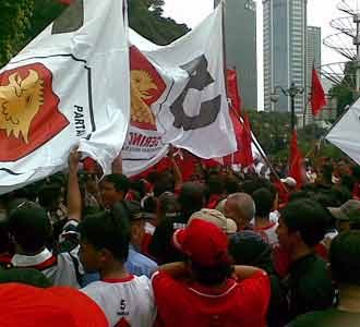 Massa PDIP-Gerindra Macetkan Jalan