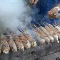 Sate Buntel Si Embek, Menyeruduk Perut