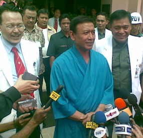 Pakai Kimono Biru, Wiranto Temui Wartawan