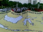 Bawa Peta Raksasa, Pendemo Desak Pemerintah Hentikan Pembabatan Hutan