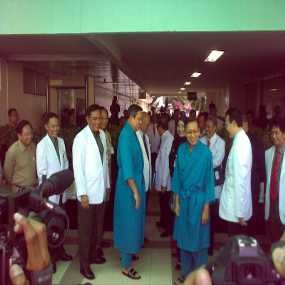 Berbalut Piyama Biru, SBY-Boediono Siap Cek Kesehatan