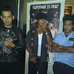 Tur Amerika, Superman is Dead Diiringi Gamelan