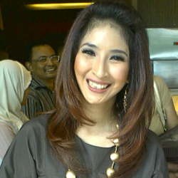 Diserang Ngantuk, Novita Angie Stop Yoga