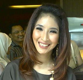 Diserang Ngantuk, Novita Angie Stop Yoga