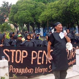 Warga Stren Kali Ngadu ke Patung