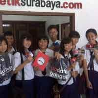 Pelajar SMPK Stella Maris Membedah Media Online