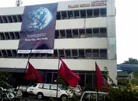 Kantor Pusat PMI Marak Bendera PDIP