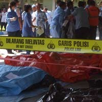 Ruang Jenazah Penuh, Korban Diletakkan di Tempat Parkir RS