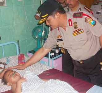 Kapolda Jatim Jenguk Korban Hercules