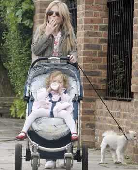 Gawat, Geri Halliwell Merokok di Depan Bayinya!