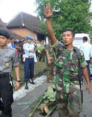 Tertimpa Hercules, Suwarni Tewas & 6 Warga Luka
