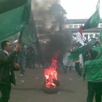 Kecewa Pada Hade, HMI Jabar Bakar Ban