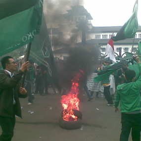 Kecewa Pada Hade, HMI Jabar Bakar Ban