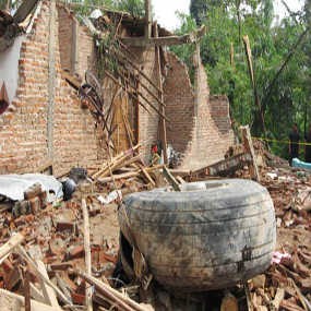 Tim Investigator AU Periksa Puing Pesawat di Rumah Warga